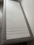 Två enkelsängar 90x200 cm med bäddmadrass – fint skick