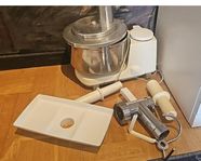 assistent med köttkvarn