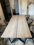 Massivt ekbord i industriell stil – 220 x 100 cm