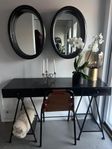 sidobord och stol