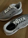 Grå sneakers från Lacoste