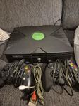 Xbox (orginalet) samt 2 dosor.
