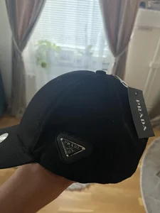 Svart keps från Prada 