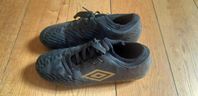 fotbollsskor Umbro black gold storlek 37