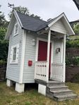 Exklusiv och isolerad lekstuga med loft