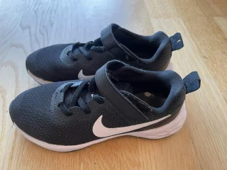 Skor Nike storlek 30