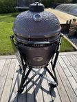 Ny Kamado Kolgrill Cello med stativ och tillbehör