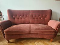 Soffa i rosa sammet