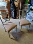 Två stilfulla stolar i behov av renovering