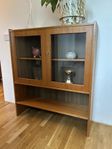Gulligt mindre vitrinskåp i teak vintage retro hylla