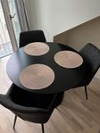 Matgrupp med tre stolar