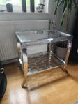 Lyxigt sidobord i silver och glas