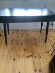 Skrivbord med stol och lampa. 