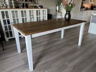 Smidigt matbord med 2 förläningsskivor