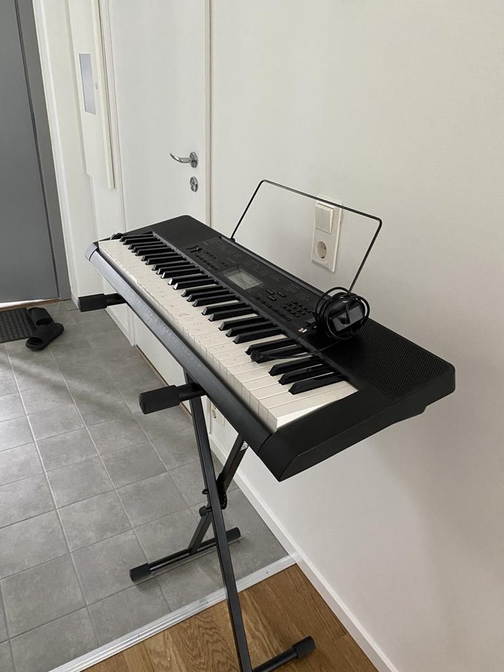 Casio CTK-3200 keyboard + sta...