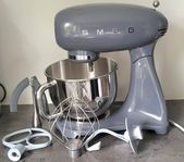 Helt ny smeg 4,8 l köksmaskin i grå alla tillbehör.