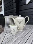 Porslinskannor, kaffe och grädde