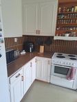 Kök med teak bänkskiva 