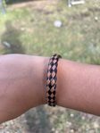 flätat armband i brun beiget och svart