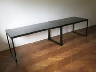 Två stilrena svarta bord 
