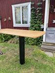 Barbord i massiv ek med 4 barstolar 