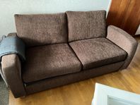 bäddsoffa 1 bord och 4 skinnfåtöljer 