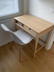 Nätt skrivbord och skrivbordsstol