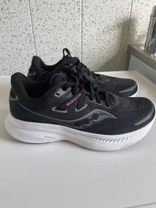 stl 38 saucony svarta