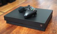 Xbox One X med två handkontroller