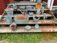 Trädgårdsdetaljer zinkplåt krukor, fat, vattenkanna mm