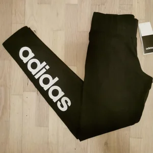 Adidas helt nya tränings byxor stl xs 