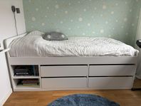 Säng SLÄKT från IKEA med förvaring.