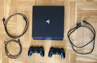 Playstation 4 Pro 1TB med 2 st trådlösa handkontroller