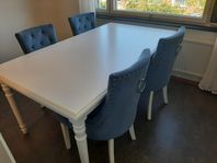 Matgrupp bord och sammetstolar