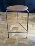 Fritz Hansen high dot barpall med brunt skinn och krom ben