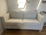 Ljusgrå soffa