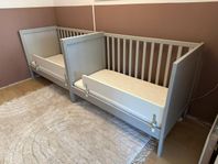 2st SUNDVIK spjälsängar med tillbehör - använt i sommarh