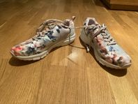 Blommiga lätta sneakers