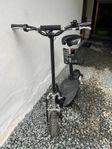 Elscooter med sadel och korg