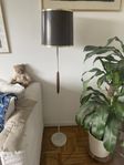 Golvlampa med skärm