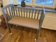 bedside crib 