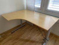 3 st höj-och sänkbara hörnskrivbord BORTSKÄNKES!