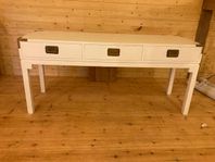 Sideboard vit med mässingsbeslag