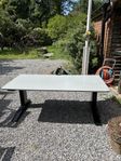 Höj-och sänkbart skrivbord