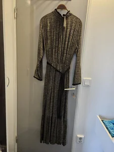 Modest långklänning
