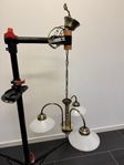 kökslampa eller dylikt  med 3st vita glas 