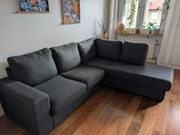 Mörkgrå/svart soffa med duvan