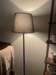golvlampa och skärm