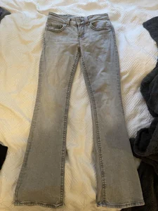 Ljusgrå jeans