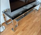 TV-bänk i metall med mörkt glas